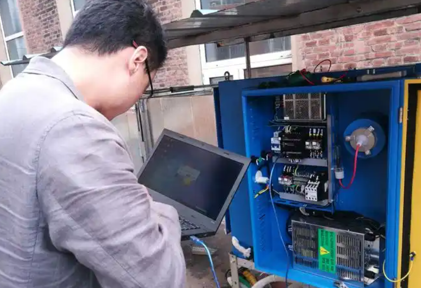 鄭州樸華科技技術(shù)人員調(diào)試在線監(jiān)測設(shè)備